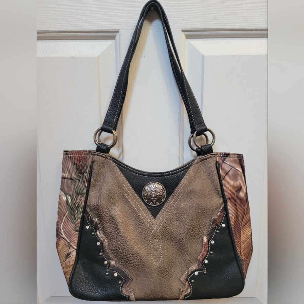 🚨MOVING SALE: Conceal Carry Camo Bling Shoulder Bag